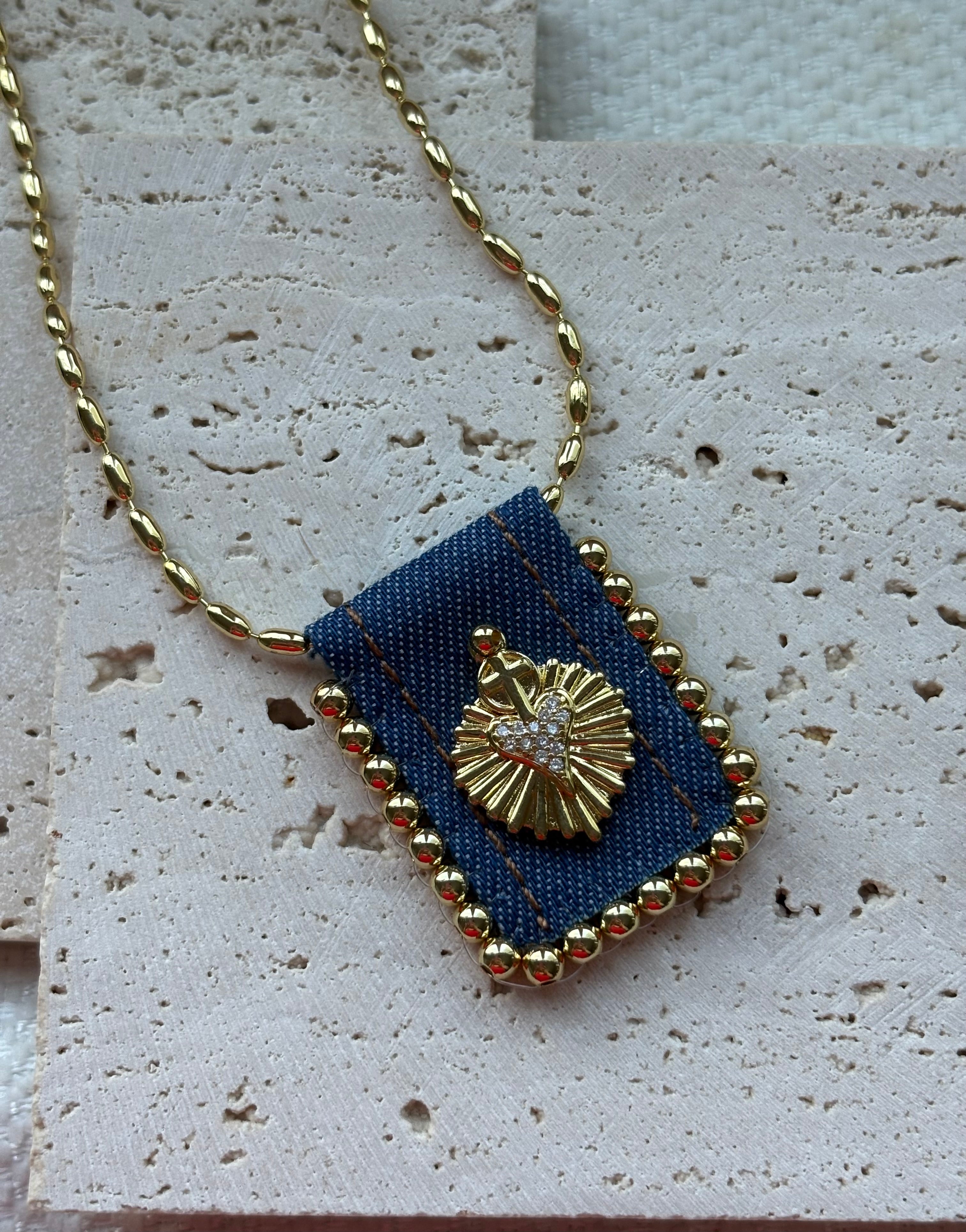 El Escapulario - Gold Heart