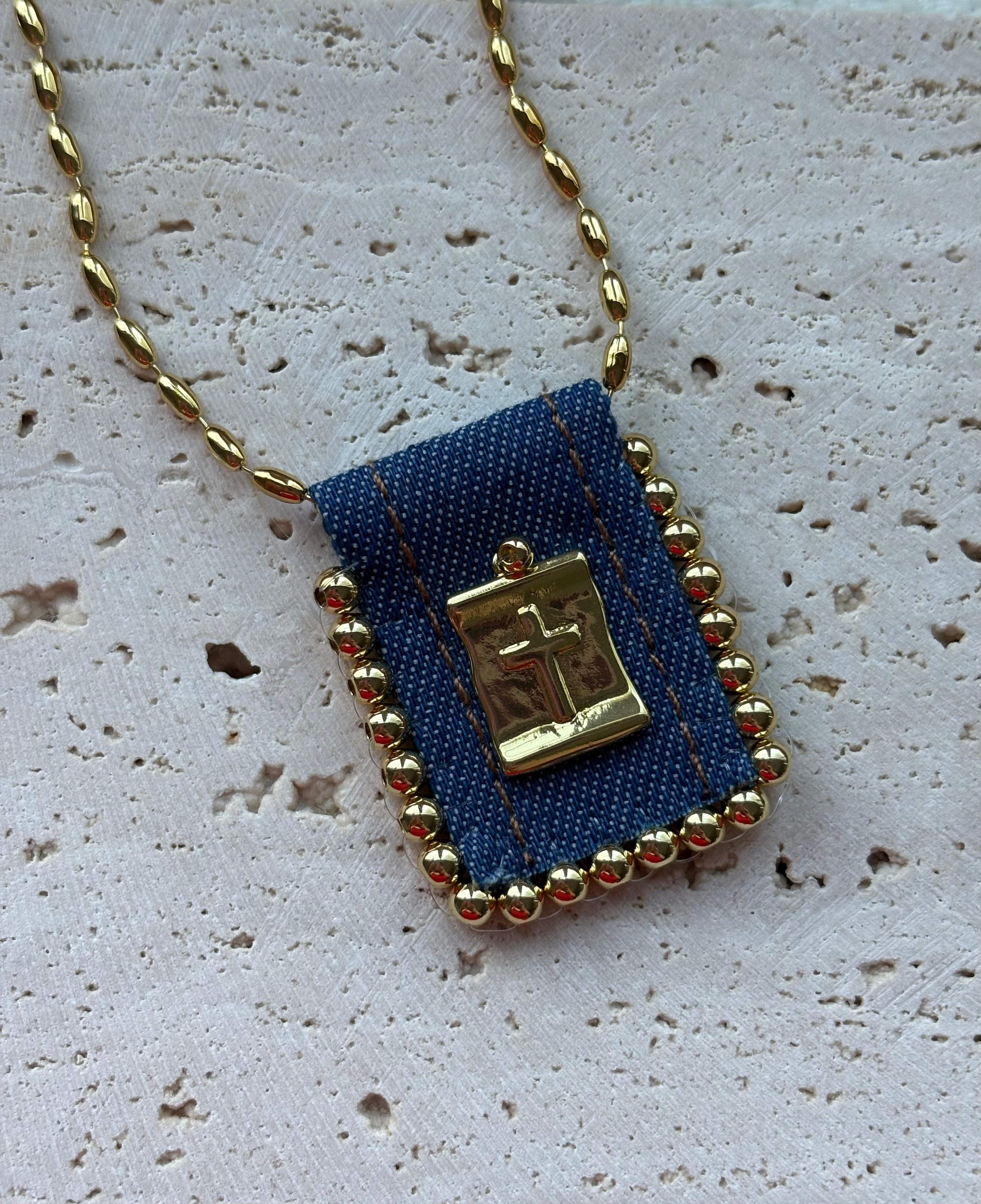 El Escapulario: Gold Cross